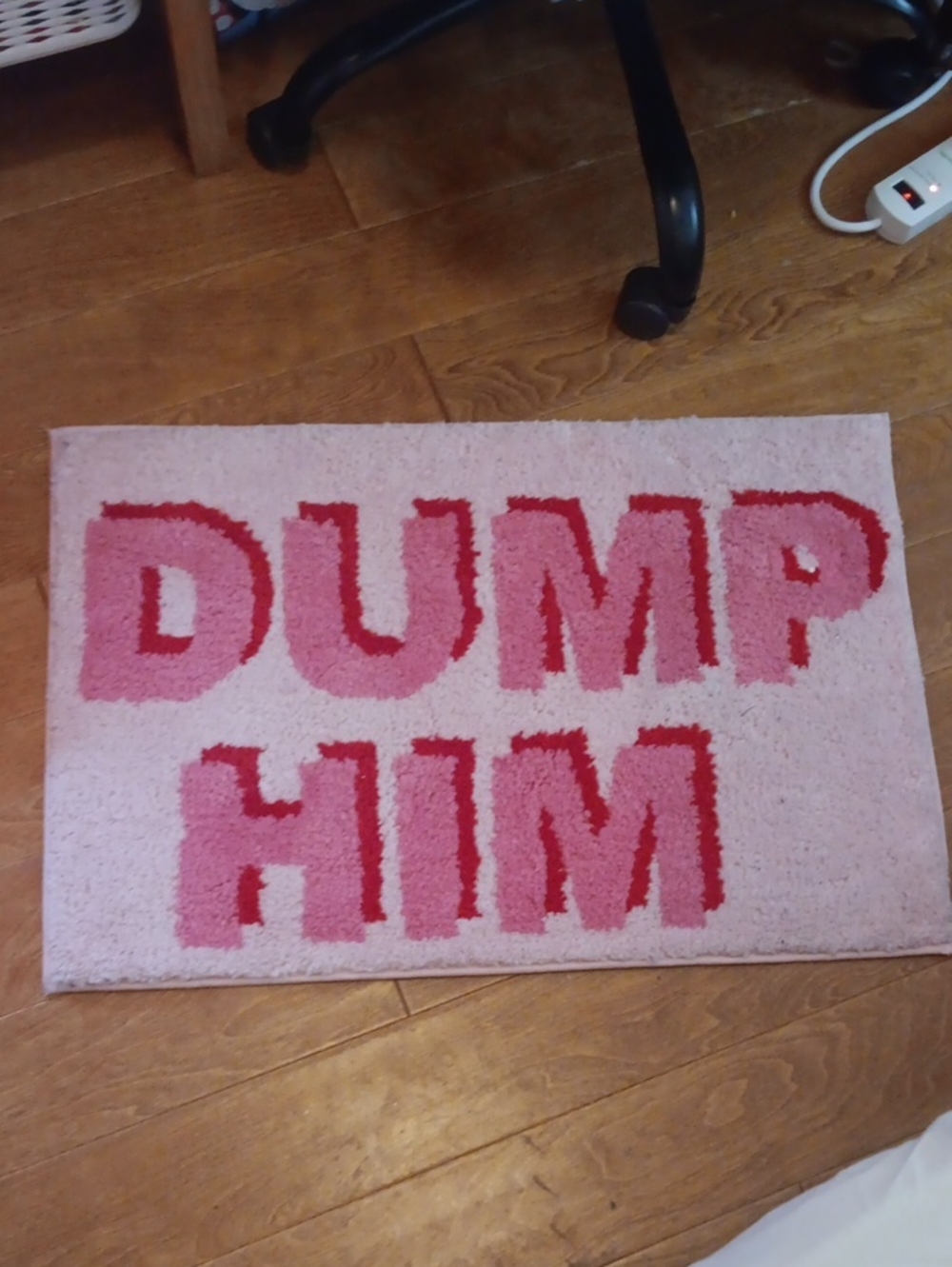 Pink 'DUMP HIM' Accent Bath Mat - Bold Text Design 30 W x 20 L